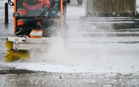 Gebetsweise fällt immer wieder Schnee. - Foto: Sebastian Christoph Gollnow/dpa
