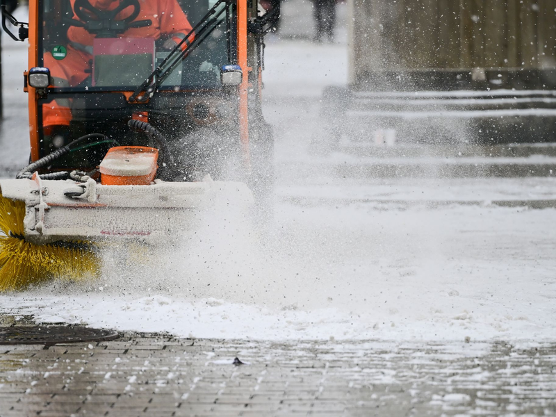 Gebetsweise fällt immer wieder Schnee. - Foto: Sebastian Christoph Gollnow/dpa