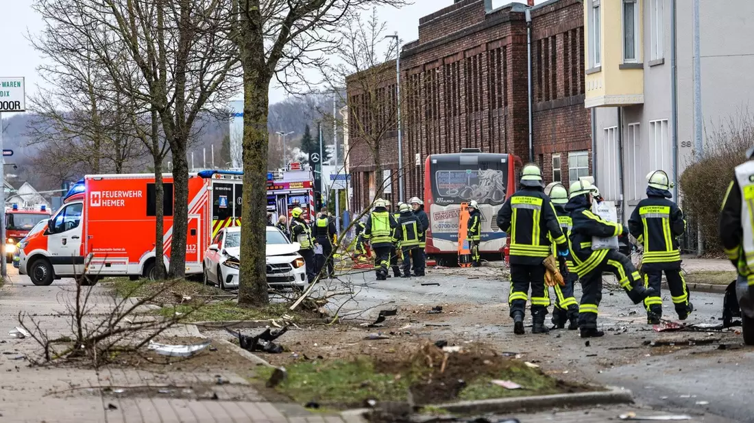 Zwei Personen sind lebensgefährlich verletzt worden. - Bild: Alex Talash/dpa
