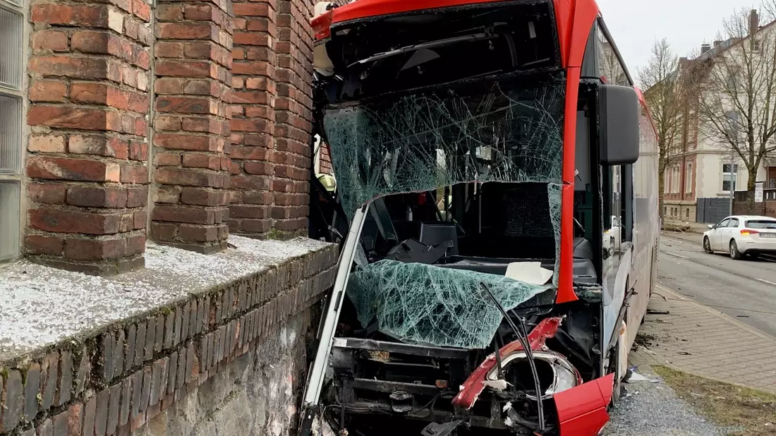 Erst nach rund 200 Meter kommt der Bus an einem stillgelegten Gebäude zum Stehen. - Bild: Markus Klümper/dpa