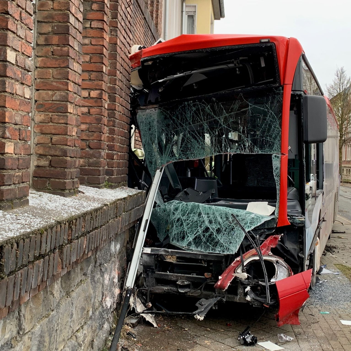 Erst nach rund 200 Meter kommt der Bus an einem stillgelegten Gebäude zum Stehen. - Foto: Markus Klümper/dpa