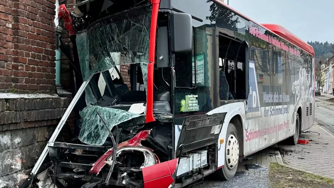 POL-MK: 13 zum Teil schwer Verletzte nach Verkehrsunfall mit Linienbus - Bild: presseportal.de