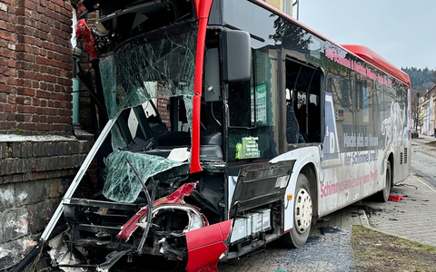 POL-MK: 13 zum Teil schwer Verletzte nach Verkehrsunfall mit Linienbus - Foto: presseportal.de