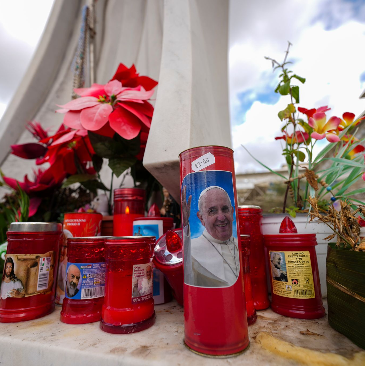 Auch vor dem Gemelli-Krankenhaus wird für Papst Franziskus gebetet. - Foto: Andrew Medichini/AP/dpa