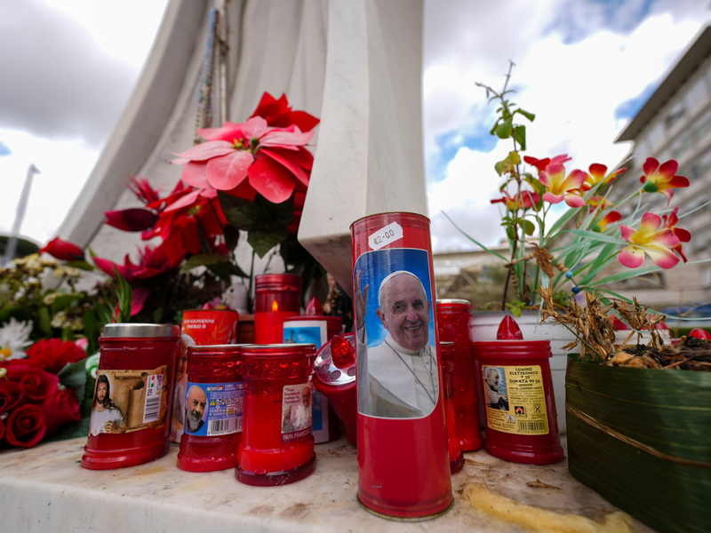 Papst Franziskus geht es nach offiziellen Angaben etwas besser. - Foto: Andrew Medichini/AP/dpa