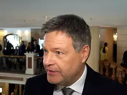 «Die westliche Wertegemeinschaft ist jetzt hier gestern aufgekündigt worden.» - Vizekanzler Robert Habeck findet harte Worte nach dem Auftritt des neuen US-Vizepräsidenten Vance. - Foto: Sven Käuler/dpa