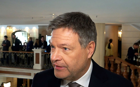 «Die westliche Wertegemeinschaft ist jetzt hier gestern aufgekündigt worden.» - Vizekanzler Robert Habeck findet harte Worte nach dem Auftritt des neuen US-Vizepräsidenten Vance. - Foto: Sven Käuler/dpa