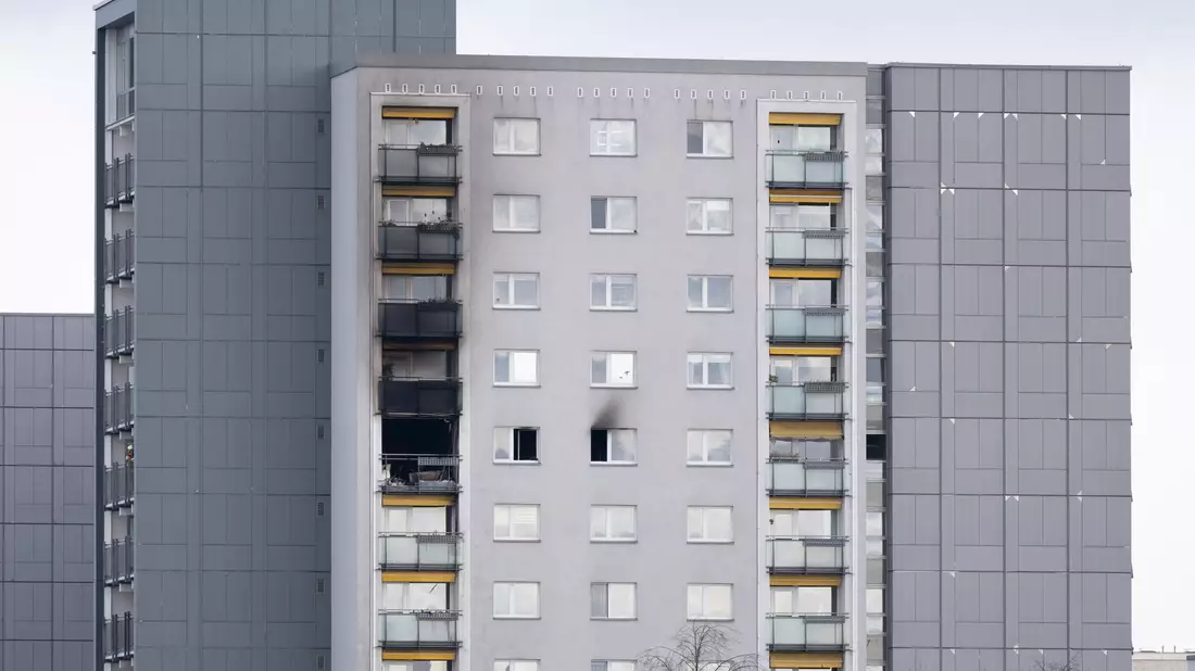 Drei Menschen wurden bei einem Brand in der elften Etage eines Hochhauses verletzt - zwei von ihnen starben im Krankenhaus.  - Bild: Sebastian Kahnert/dpa