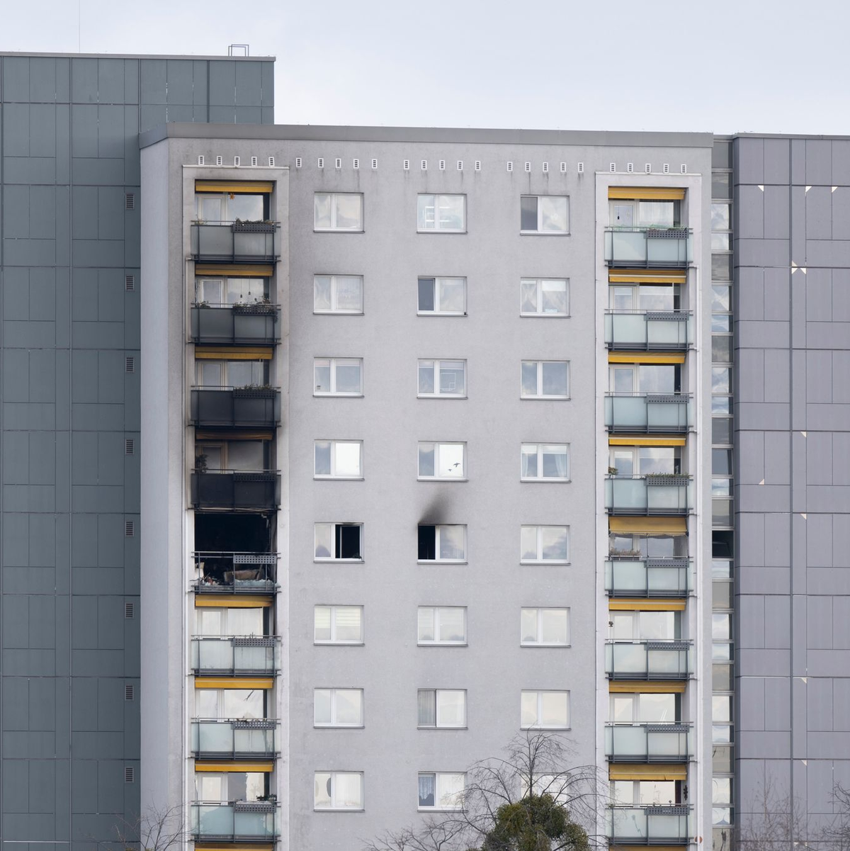 Drei Menschen wurden bei eine Brand in der elften Etage eines Hochhauses verletzt.  - Foto: Sebastian Kahnert/dpa