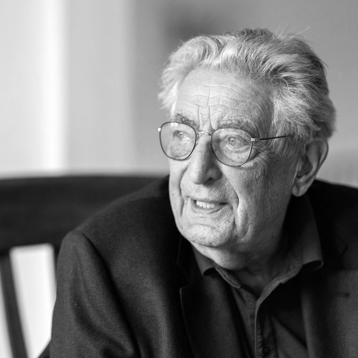 Gerhart Baum im Oktober 2022 in seiner Kölner Wohnung. (Archivbild) - Foto: Rolf Vennenbernd/dpa