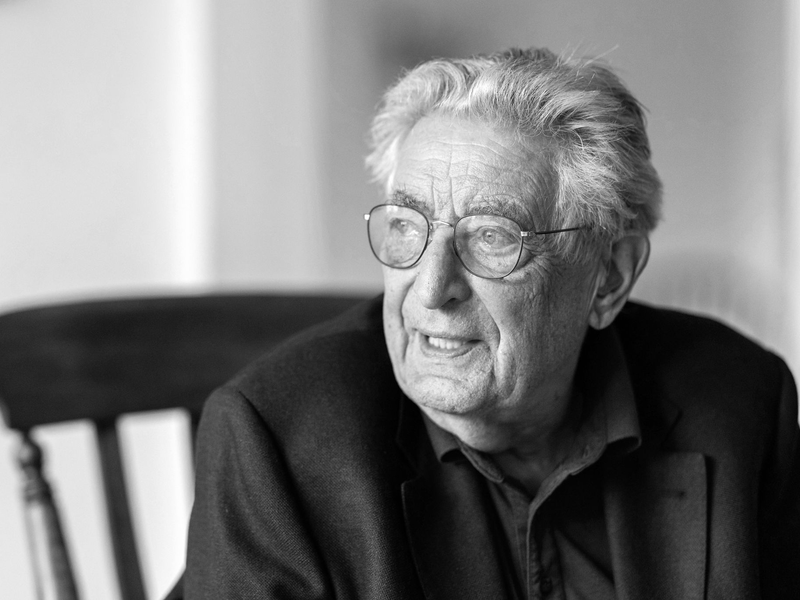 Gerhart Baum im Oktober 2022 in seiner Kölner Wohnung. (Archivbild) - Foto: Rolf Vennenbernd/dpa