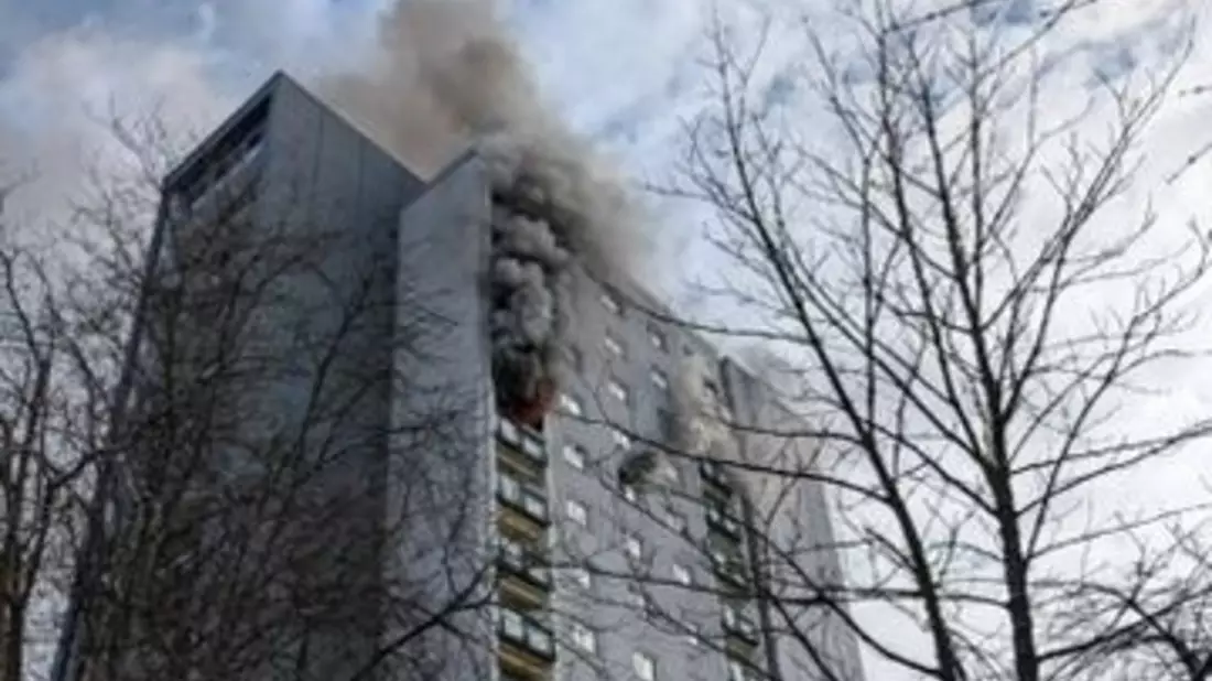 FW Dresden: Brand in einem Wohnhochhaus, zwei Personen müssen reanimiert werden - Bild: presseportal.de