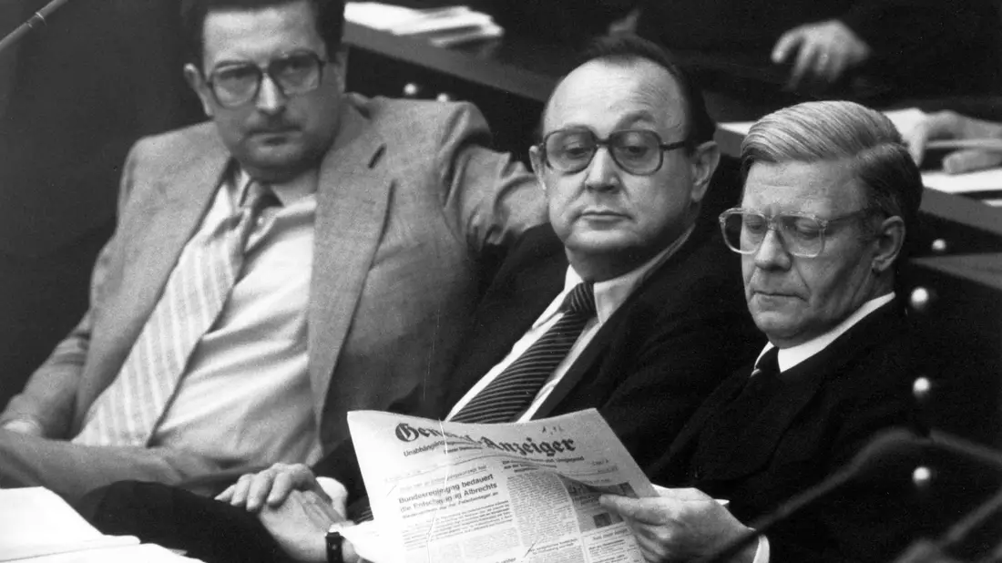 Gerhart Baum (links) mit Hans-Dietrich Genscher und Helmut Schmidt auf der Regierungsbank in Bonn. (Archivbild)  - Bild: DB Bundespresseamt/dpa