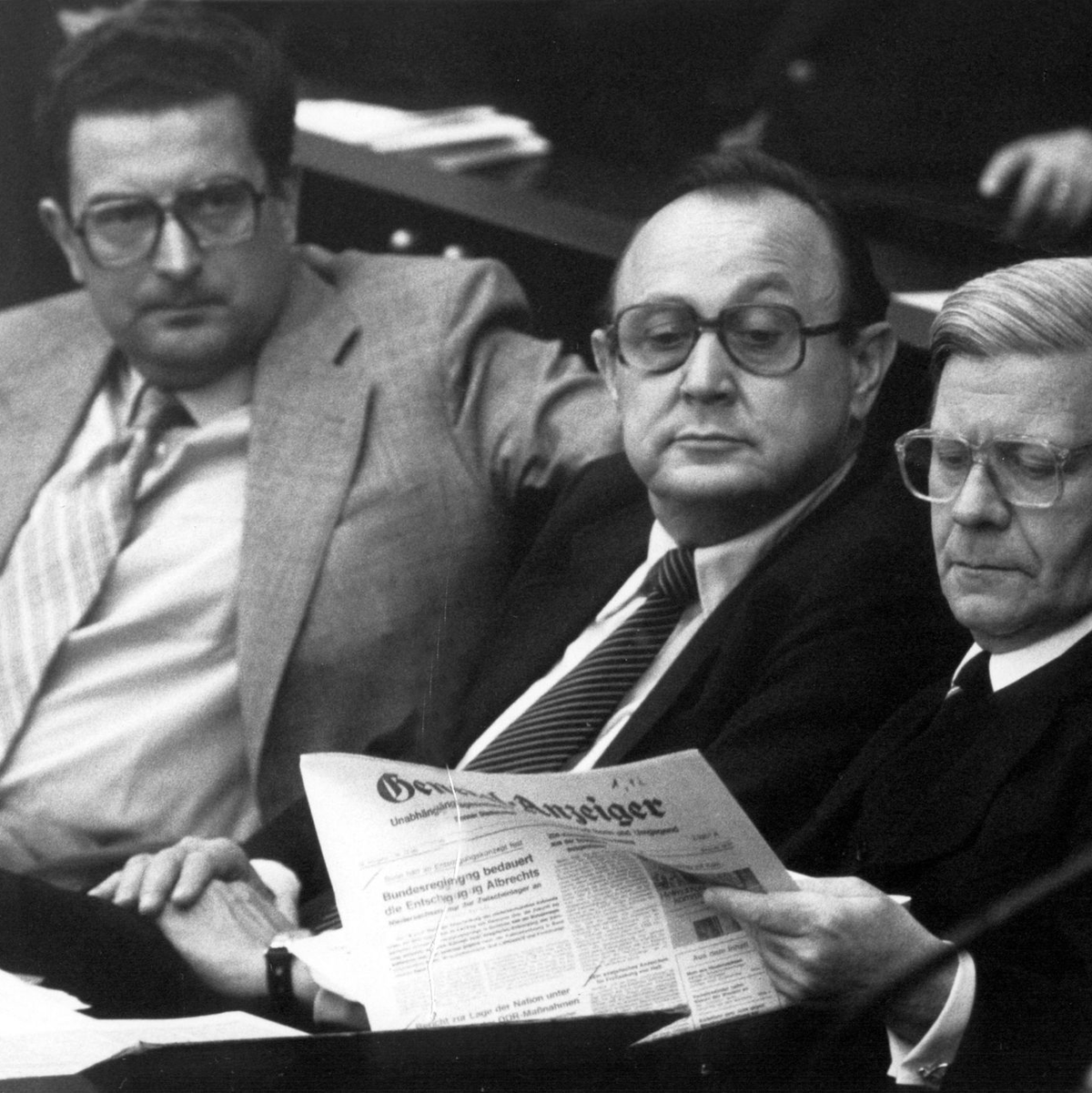 Gerhart Baum (links) mit Hans-Dietrich Genscher und Helmut Schmidt auf der Regierungsbank in Bonn. (Archivbild)  - Foto: DB Bundespresseamt/dpa