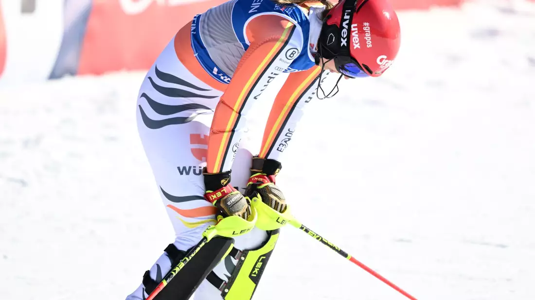 Mit den Kräften am Ende: Die angeschlagene Lena Dürr nach dem WM-Slalom. - Bild: Barbara Gindl/APA/dpa