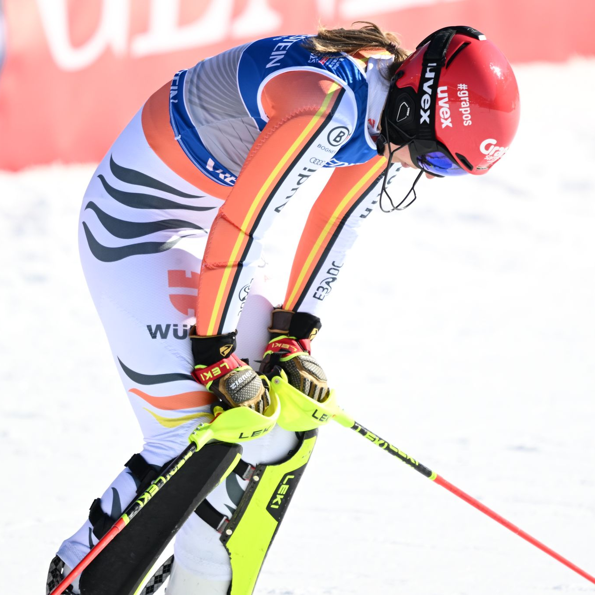 Mit den Kräften am Ende: Die angeschlagene Lena Dürr nach dem WM-Slalom. - Foto: Barbara Gindl/APA/dpa