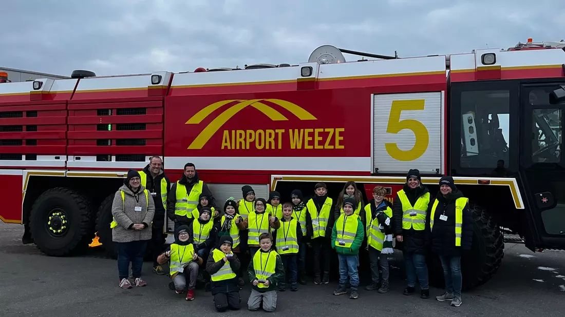 FW Kranenburg: Kranenburger Kinderfeuerwehr besuchte Flughafenfeuerwehr - Bild: presseportal.de