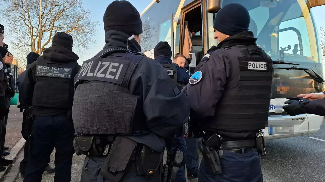 BPOLI-OG: Großdemonstration kurdischer Vereinigungen in Straßburg - Gemeinsame Kontrollmaßnahmen von Bundespolizei und Police Nationale - Bild: presseportal.de