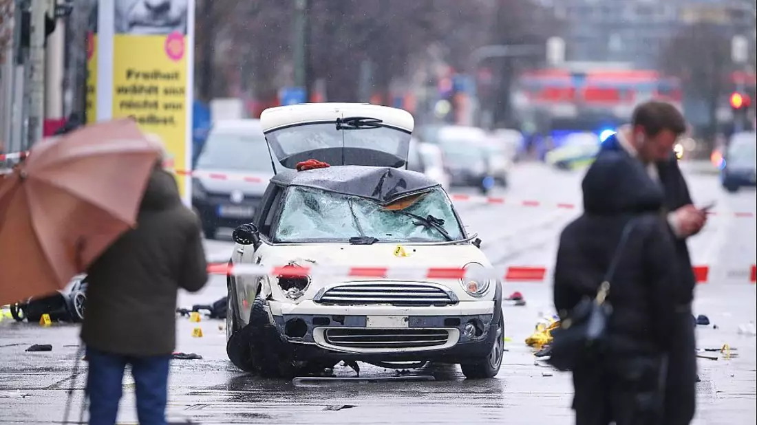 Auto fährt in München in Menschenmenge am 13.02.2025 - Bild: über dts Nachrichtenagentur