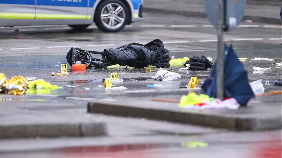Auto fährt in München in Menschenmenge am 13.02.2025 - Bild: über dts Nachrichtenagentur