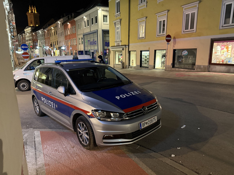 Menschen in Villach trauern nach dem tödlichen Messerangriff. - Foto: Gerd Eggenberger/APA/dpa