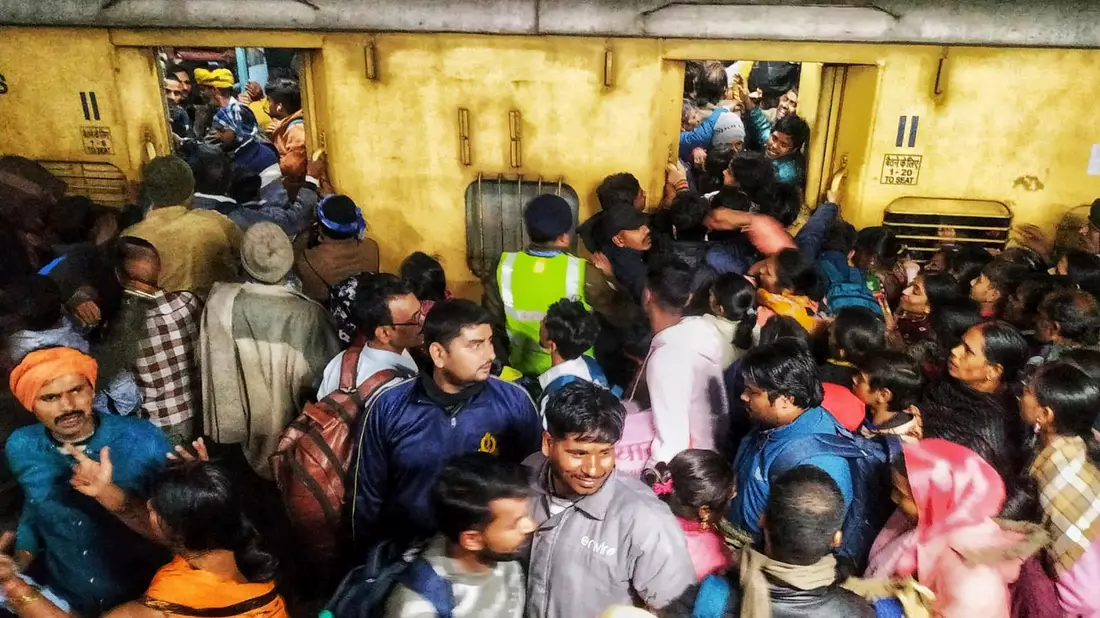 An einem Bahnhof in Neu-Delhi starben mehrere Menschen. - Bild: Uncredited/AP/dpa