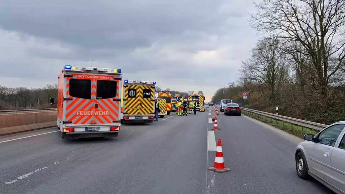 FW Dinslaken: Verkehrsunfall mit mehreren PKW auf der A3 - Bild: presseportal.de