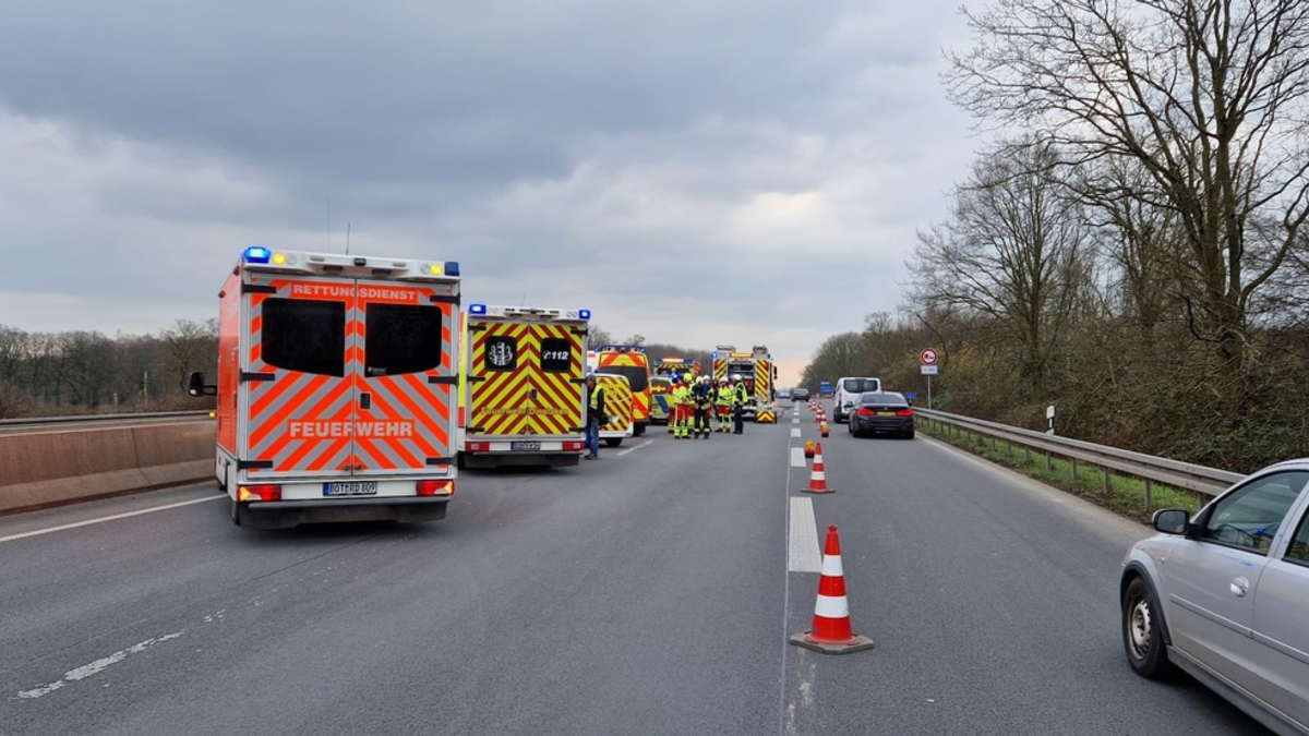 FW Dinslaken: Verkehrsunfall mit mehreren PKW auf der A3 - Foto: presseportal.de