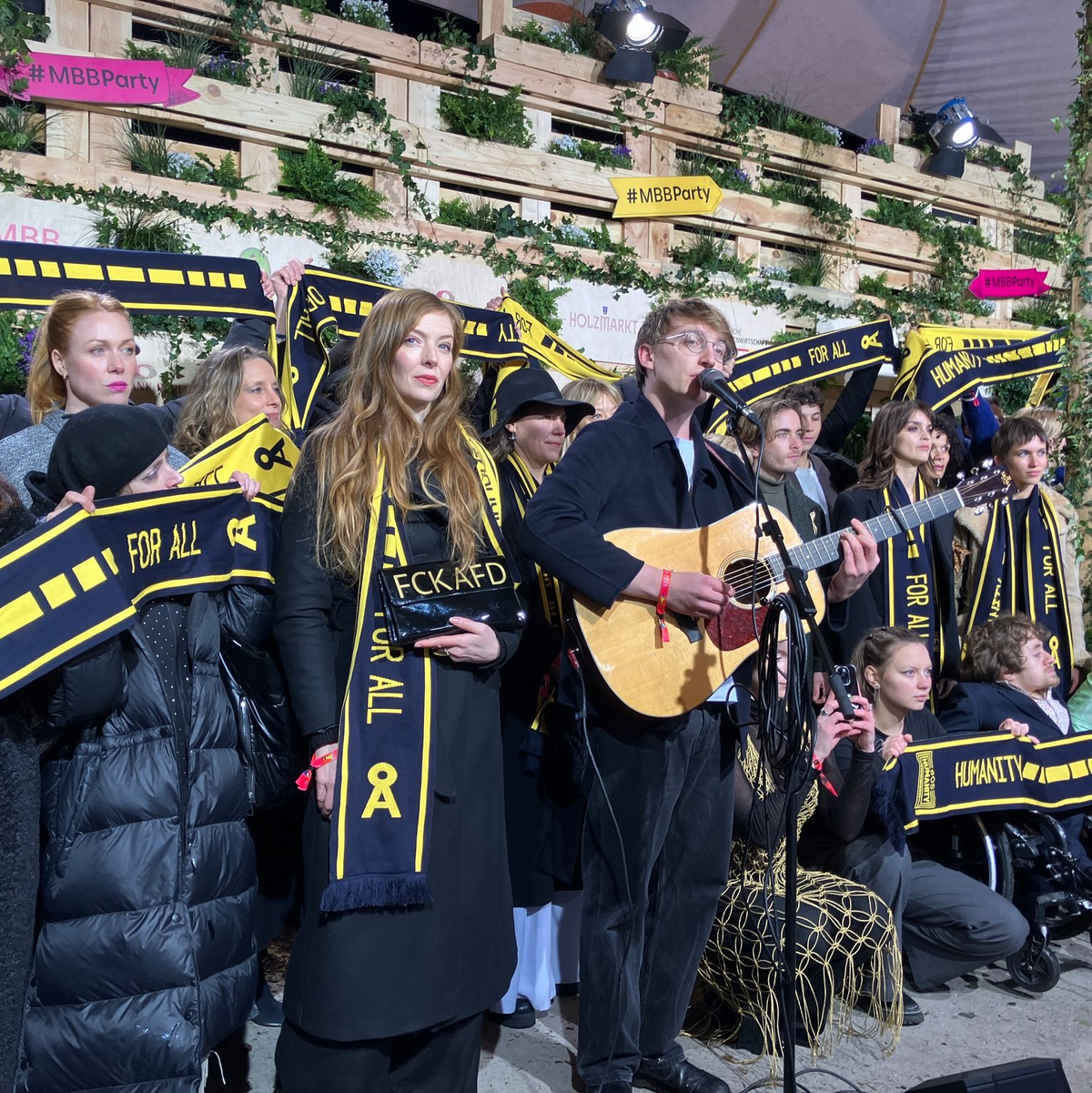 Bei der Protestaktion hielten die Prominenten Schals von SOS Humanity hoch. - Foto: Anna Ross/dpa