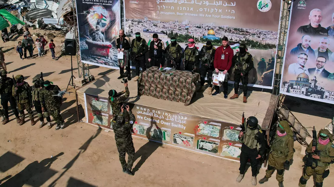 Islamistische Terrororganisationen haben drei weitere Geiseln freigelassen. Laut israelischen Medien beschrieben sie ihre lange Gefangenschaft als sehr hart.   - Bild: Mohammad Abu Samra/AP/dpa