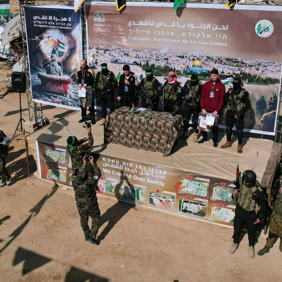 Islamistische Terrororganisationen haben drei weitere Geiseln freigelassen. Laut israelischen Medien beschrieben sie ihre lange Gefangenschaft als sehr hart.   - Foto: Mohammad Abu Samra/AP/dpa