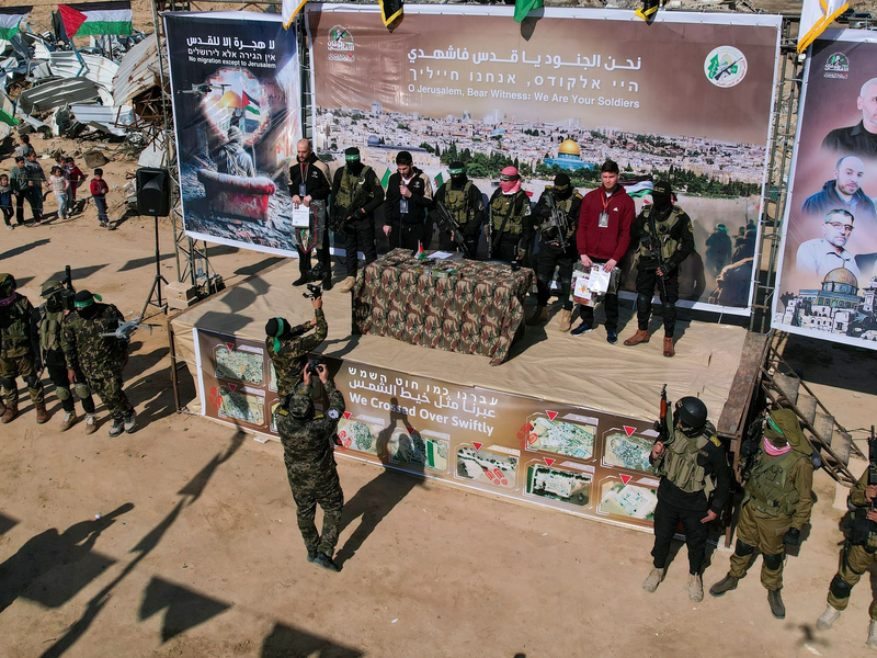 Islamistische Terrororganisationen haben drei weitere Geiseln freigelassen. Laut israelischen Medien beschrieben sie ihre lange Gefangenschaft als sehr hart.   - Foto: Mohammad Abu Samra/AP/dpa