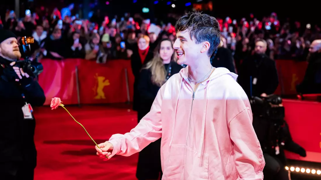 Chalamet kam am Valentinstag - und bekam ein passendes Geschenk. - Bild: Christoph Soeder/dpa