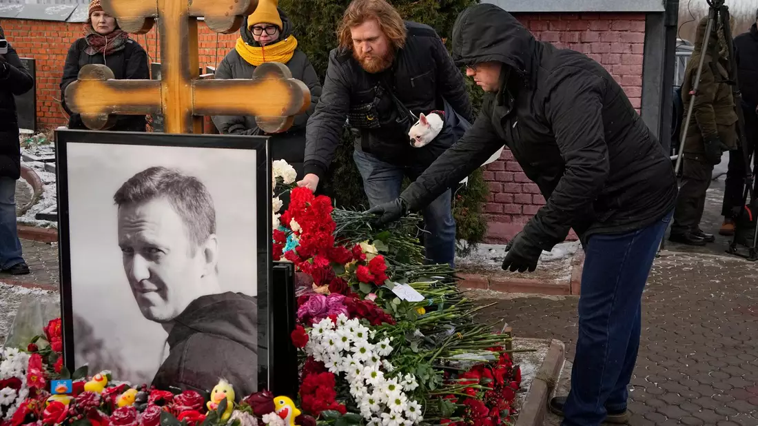 Menschen stehen am Grab des russischen Oppositionsführers Alexej Nawalny auf dem Borisowskoje-Friedhof in Moskau, ein Jahr nach dessen Tod. - Bild: Uncredited/AP/dpa