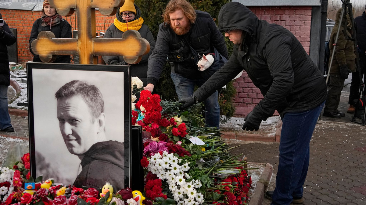 Menschen stehen am Grab des russischen Oppositionsführers Alexej Nawalny auf dem Borisowskoje-Friedhof in Moskau, ein Jahr nach dessen Tod. - Foto: Uncredited/AP/dpa