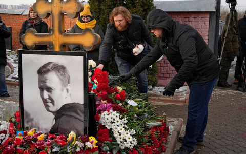 Menschen stehen am Grab des russischen Oppositionsführers Alexej Nawalny auf dem Borisowskoje-Friedhof in Moskau, ein Jahr nach dessen Tod. - Foto: Uncredited/AP/dpa