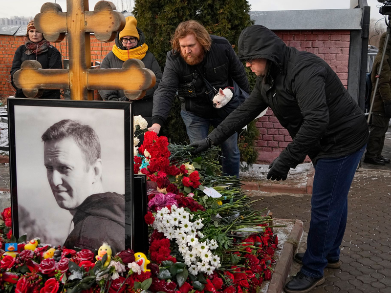 Menschen stehen am Grab des russischen Oppositionsführers Alexej Nawalny auf dem Borisowskoje-Friedhof in Moskau, ein Jahr nach dessen Tod. - Foto: Uncredited/AP/dpa