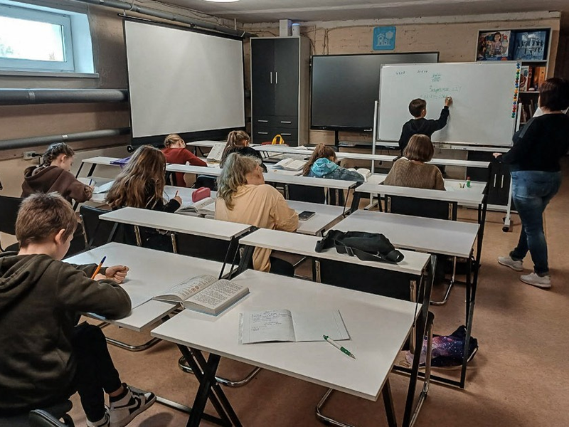 Bildungslücken ukrainischer Kinder in Frontgebieten immer größer / Zum 3. Jahrestag des Krieges warnen die SOS-Kinderdörfer vor einer Bildungskatastrophe - Foto: presseportal.de