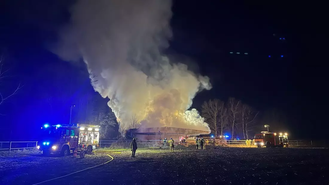 POL-STD: Scheune in Stade-Haddorf abgebrannt - Polizei sucht Zeugen - Bild: presseportal.de