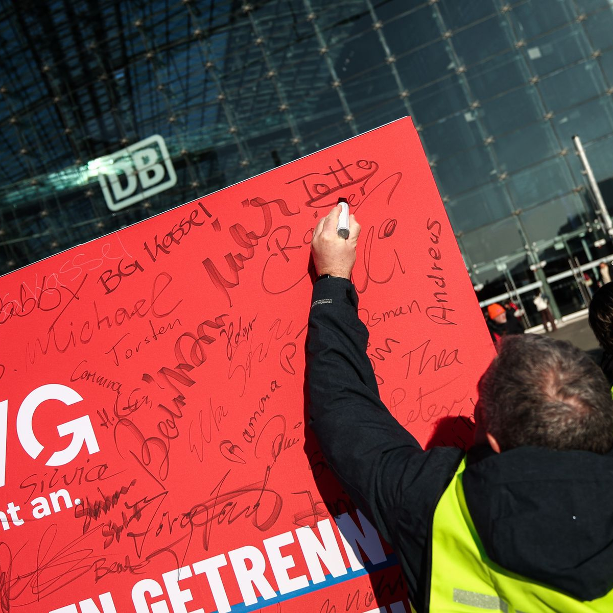 Die EVG wehrt sich vehement gegen eine Zerschlagung des Bahn-Konzerns. (Archivbild) - Foto: Hannes P. Albert/dpa