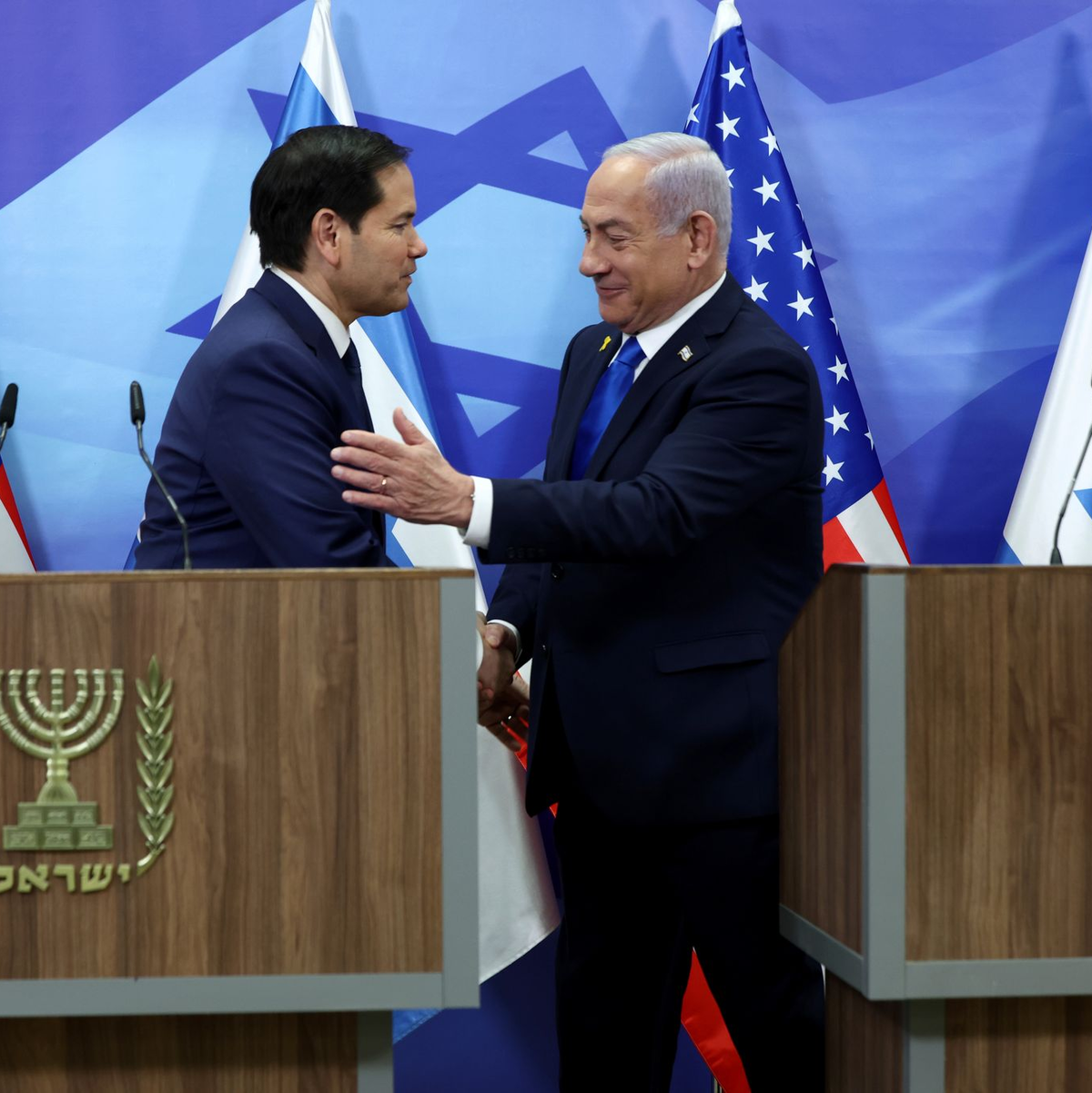 Freundliche Gesten beim Treffen Rubios und Netanjahus. - Foto: Evelyn Hockstein/Pool Reuters/AP/dpa