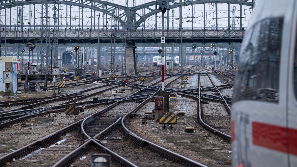 Der neue Tarifvertrag zwischen DB und EVG steht. (Archivbild) - Foto: Pia Bayer/dpa