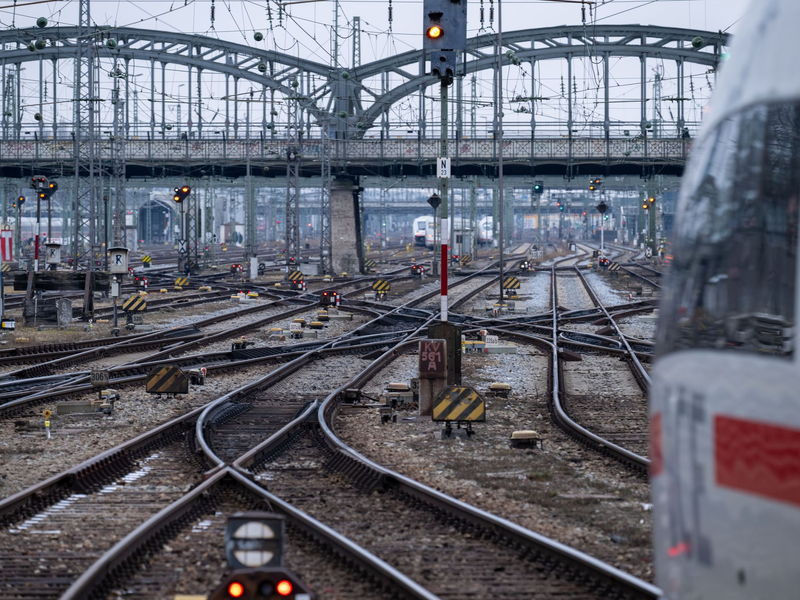 Der neue Tarifvertrag zwischen DB und EVG steht. (Archivbild) - Foto: Pia Bayer/dpa