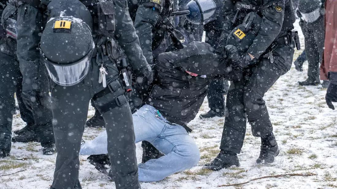 Transparent auf einer Demonstration gegen die Instrumentalisierung des Anschlags. - Bild: Pia Bayer/dpa