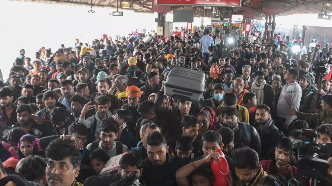 Auf dem Bahnhof von Neu-Delhi herrschte dichtes Gedränge, als es zu der Massenpanik gekommen war.  - Bild: UNI/Handout/Xinhua/dpa