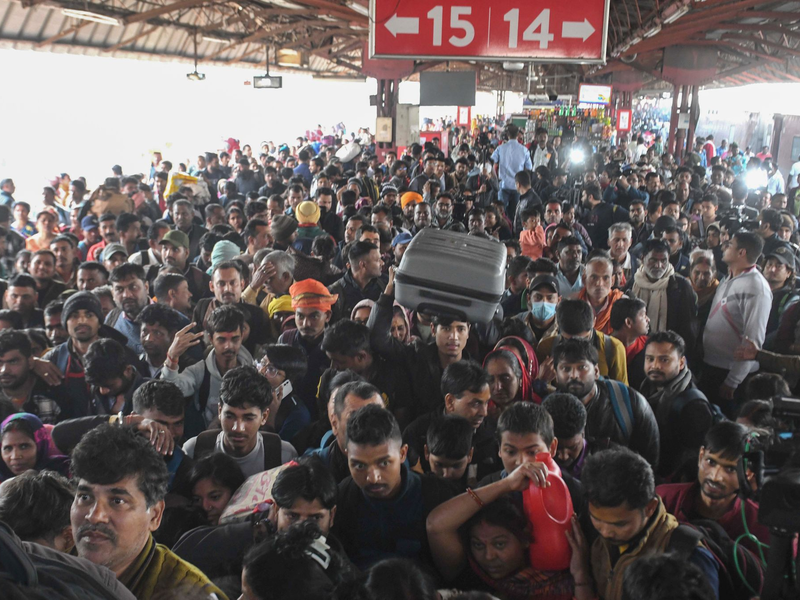 Auf dem Bahnhof von Neu-Delhi herrschte dichtes Gedränge, als es zu der Massenpanik gekommen war.  - Foto: UNI/Handout/Xinhua/dpa