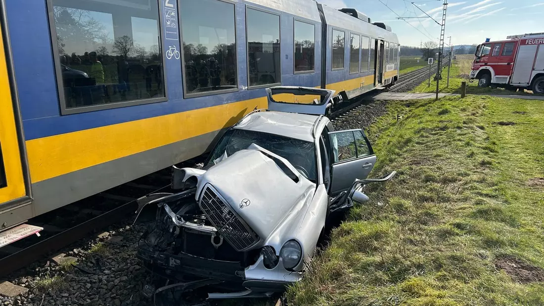 FW Moers: Regionalbahn kollidiert mit PKW an Bahnübergang - Bild: presseportal.de