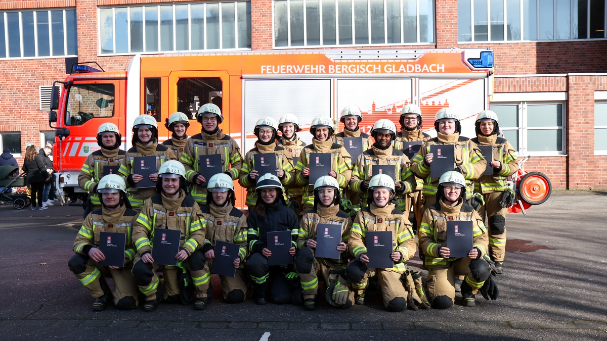 FW-GL: Erfolgreicher Abschluss der Truppmannausbildung bei der Feuerwehr Bergisch Gladbach - Foto: presseportal.de