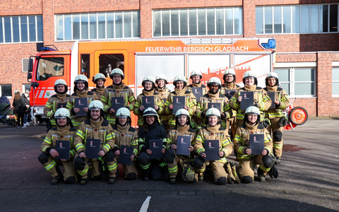FW-GL: Erfolgreicher Abschluss der Truppmannausbildung bei der Feuerwehr Bergisch Gladbach - Foto: presseportal.de