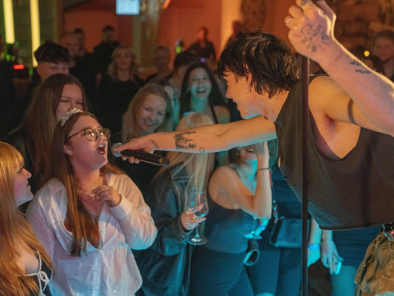 E WIE EINFACH schenkt Alina positive Energie zum 18. Geburtstag mit Cro, Philipp Dittberner und vielen weiteren - Foto: presseportal.de